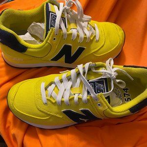 Lightly used Womens Blue and Yellow New Balance Sneakers size 9B